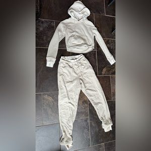 Two-toned sweat suit